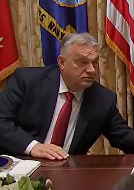 Imagen de Y el primer ministro de Hungria en conferencia de prensa interrumpe a Donald Trump para llevarse a Karoline Leavitt a Hungría. Donald Trump se rie pero dice por favor no nos dejes Karoline!